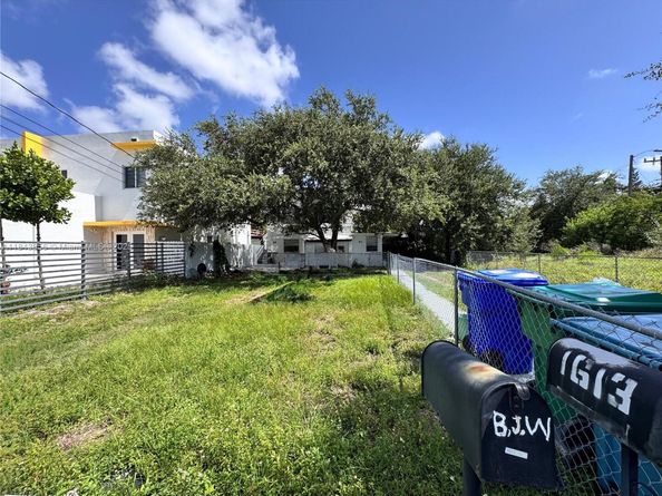 1613 NW 45th St, Miami FL 33142