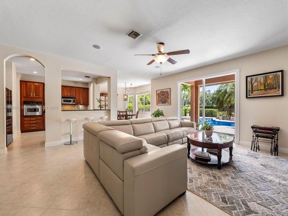 19165 N Gardenia Ave, Weston FL 33332