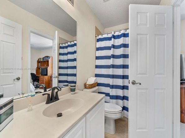 19165 N Gardenia Ave, Weston FL 33332