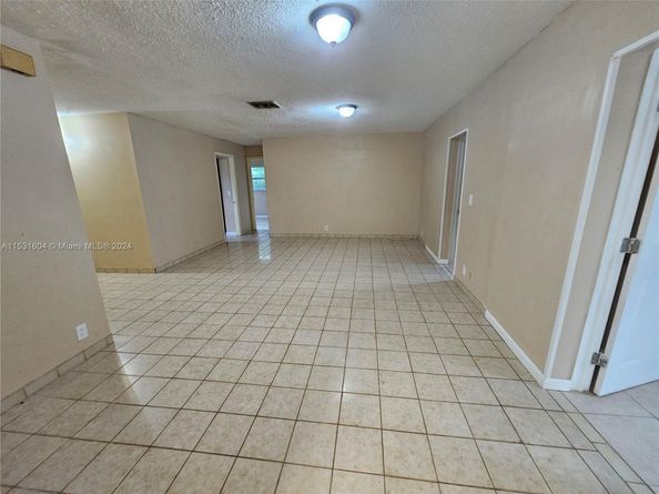 6990 SW 1st St, Margate FL 33068