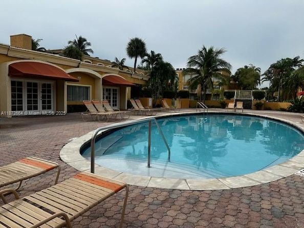 17901 NW 68 ave T205, Hialeah FL 33015