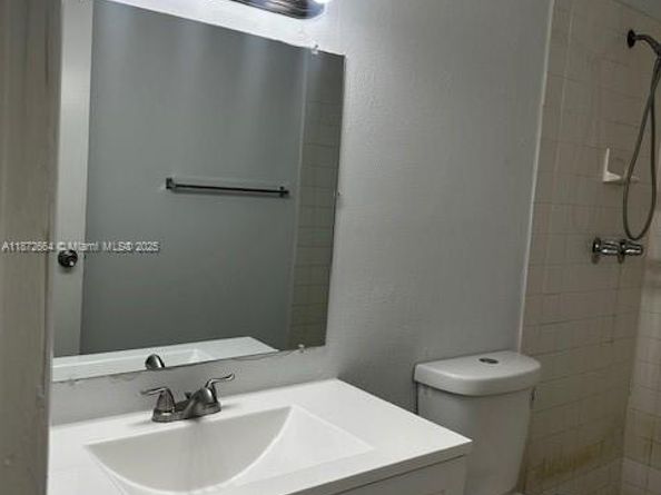 17901 NW 68 ave T205, Hialeah FL 33015