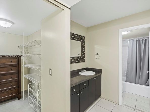 3800 N Hills Dr 206, Hollywood FL 33021