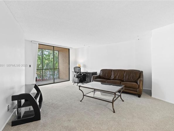 3800 N Hills Dr 206, Hollywood FL 33021