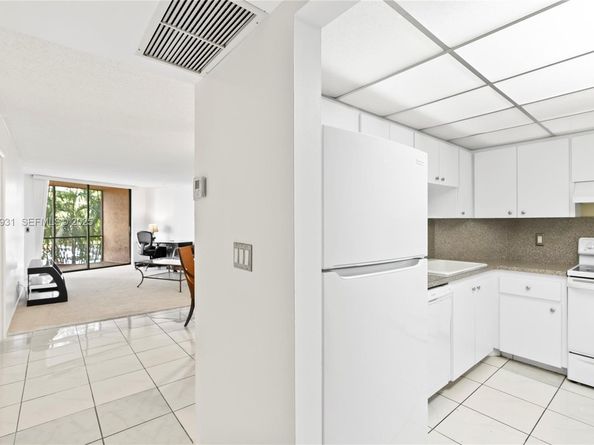 3800 N Hills Dr 206, Hollywood FL 33021