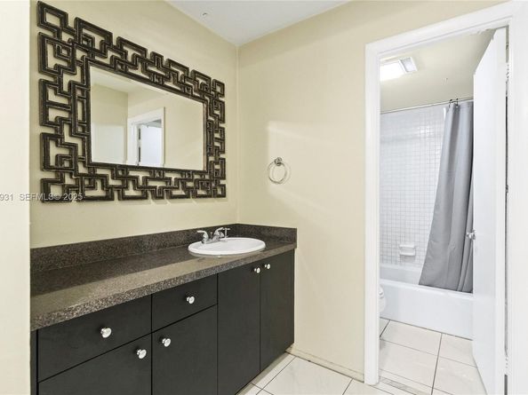 3800 N Hills Dr 206, Hollywood FL 33021