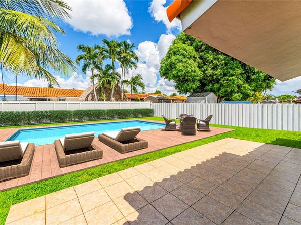 10121 SW 4th St, Miami FL 33174