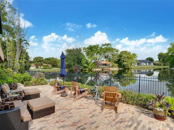 610 Lake Dasha Cir, Plantation FL 33324