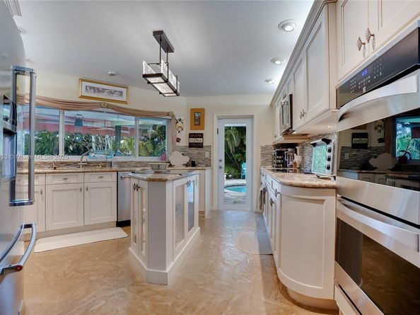 610 Lake Dasha Cir, Plantation FL 33324