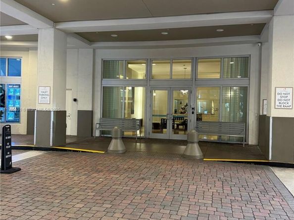 9055 SW 73rd Ct 907, Miami FL 33156