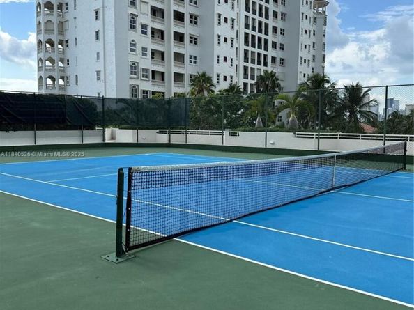 20185 E Country Club Dr 1105, Aventura FL 33180