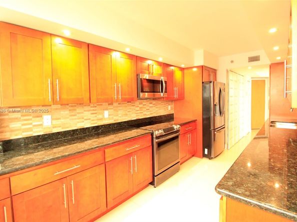 20185 E Country Club Dr 1105, Aventura FL 33180