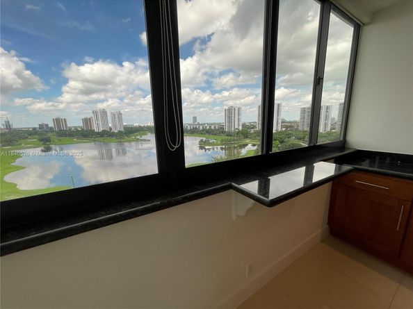 20185 E Country Club Dr 1105, Aventura FL 33180