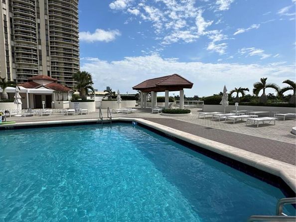 20185 E Country Club Dr 1105, Aventura FL 33180