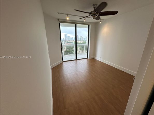 20185 E Country Club Dr 1105, Aventura FL 33180