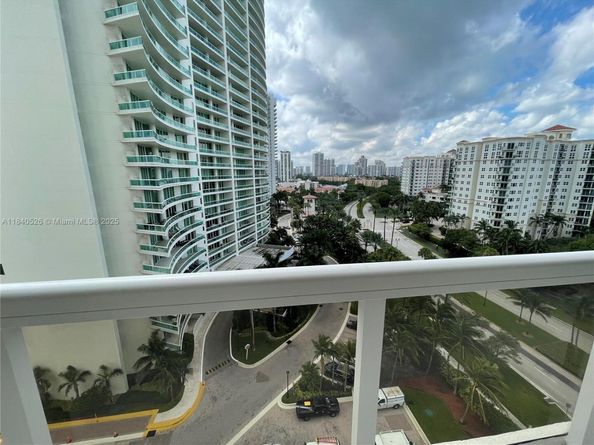 20185 E Country Club Dr 1105, Aventura FL 33180