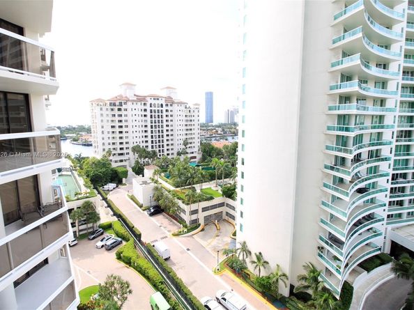 20185 E Country Club Dr 1105, Aventura FL 33180