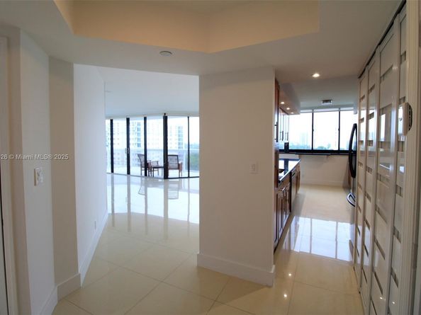 20185 E Country Club Dr 1105, Aventura FL 33180