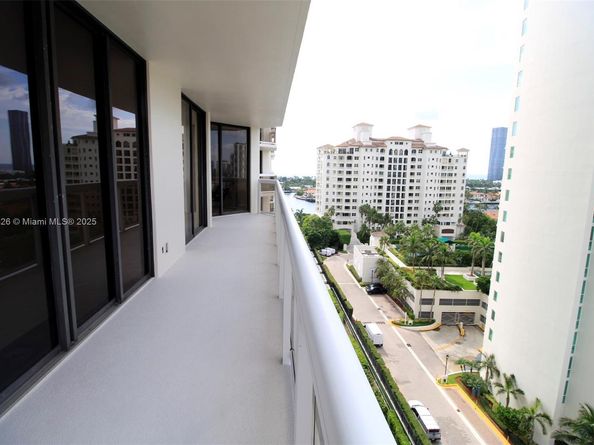 20185 E Country Club Dr 1105, Aventura FL 33180