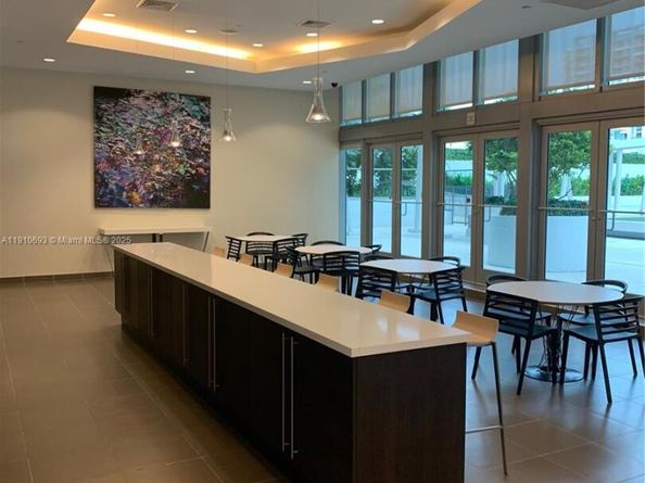 79 SW 12th St 1002S, Miami FL 33130