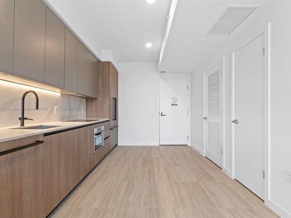 580 72nd 704, Miami Beach FL 33141