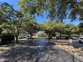 3300 W Rolling Hills Cir 102, Davie FL 33328