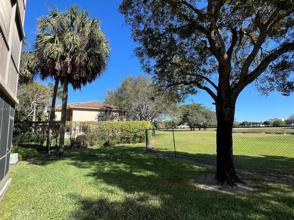 3300 W Rolling Hills Cir 102, Davie FL 33328