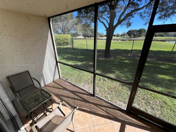 3300 W Rolling Hills Cir 102, Davie FL 33328