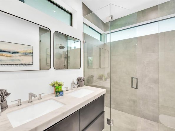 520 NW 41st St, Miami FL 33127