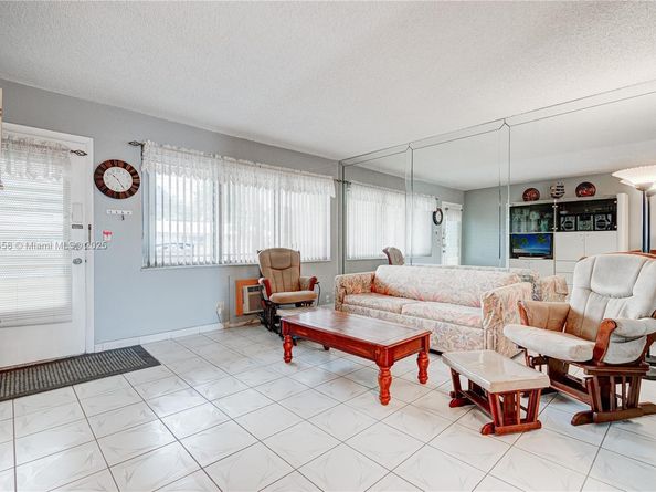 800 SW 10th Ter 20T, Hallandale Beach FL 33009