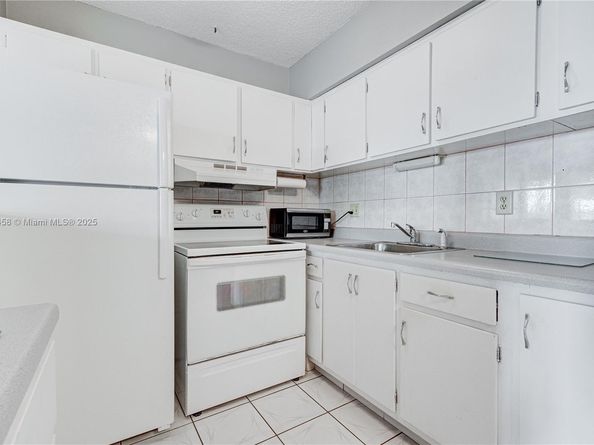 800 SW 10th Ter 20T, Hallandale Beach FL 33009