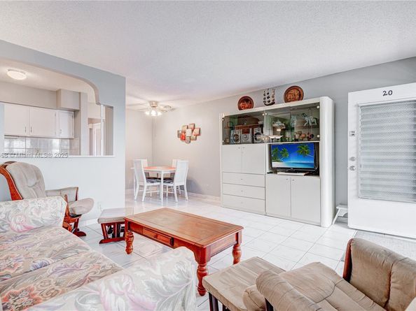 800 SW 10th Ter 20T, Hallandale Beach FL 33009