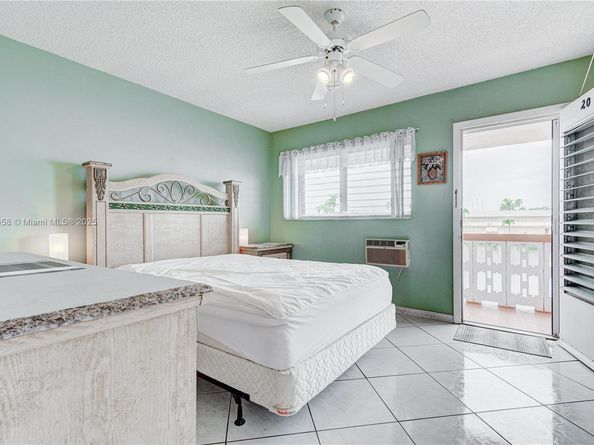 800 SW 10th Ter 20T, Hallandale Beach FL 33009
