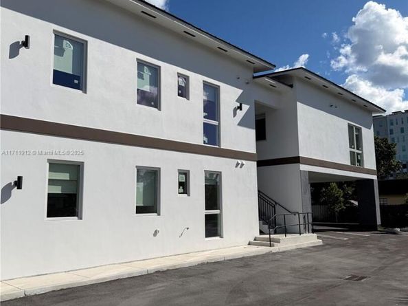 210 SE 10th St, Hallandale Beach FL 33009