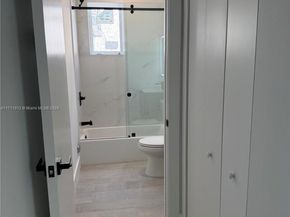 210 SE 10th St, Hallandale Beach FL 33009