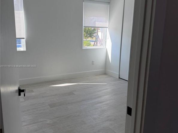 210 SE 10th St, Hallandale Beach FL 33009