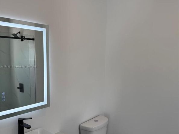 210 SE 10th St, Hallandale Beach FL 33009