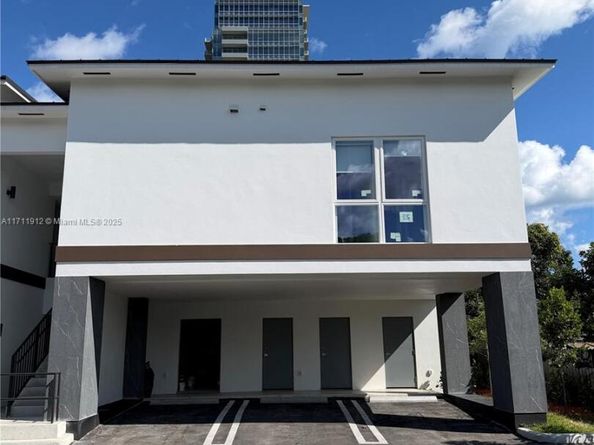 210 SE 10th St, Hallandale Beach FL 33009