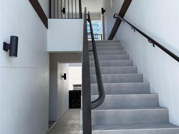 210 SE 10th St, Hallandale Beach FL 33009