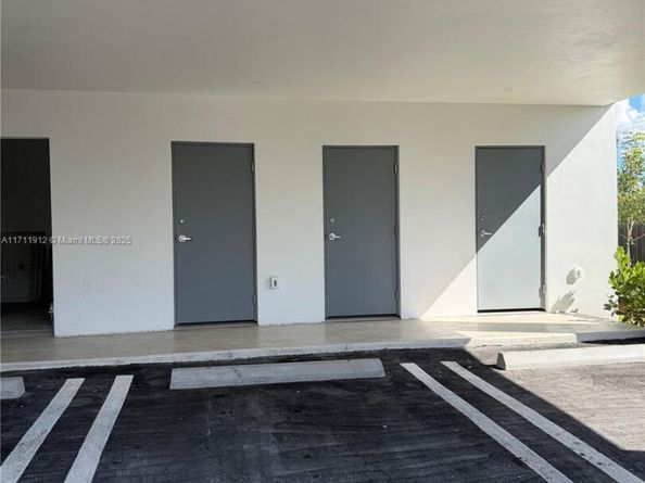 210 SE 10th St, Hallandale Beach FL 33009