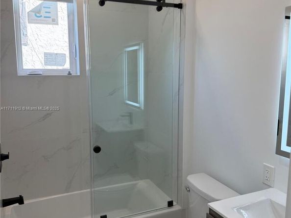 210 SE 10th St, Hallandale Beach FL 33009