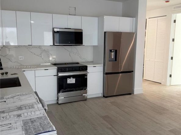 210 SE 10th St, Hallandale Beach FL 33009