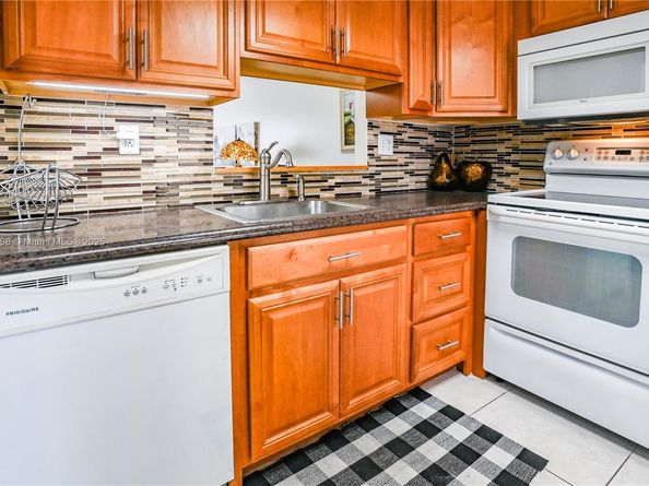 4441 NW 16th St J301, Lauderhill FL 33313