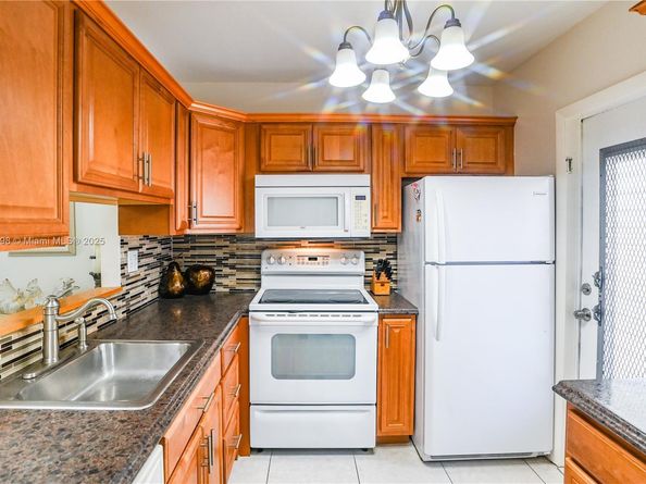 4441 NW 16th St J301, Lauderhill FL 33313