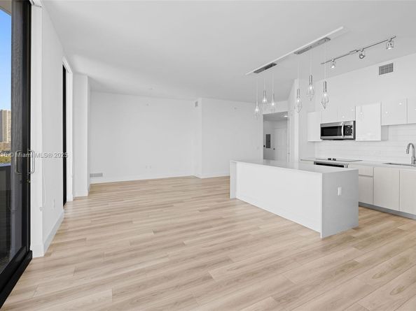 101 Diplomat Pkwy 901, Hallandale Beach FL 33009