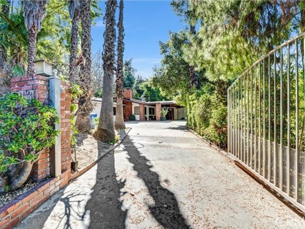 19130 Charles Street, Tarzana (los Angeles) CA 91356