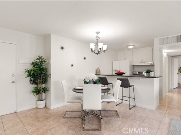 8601 International 162, Canoga Park (los Angeles) CA 91304