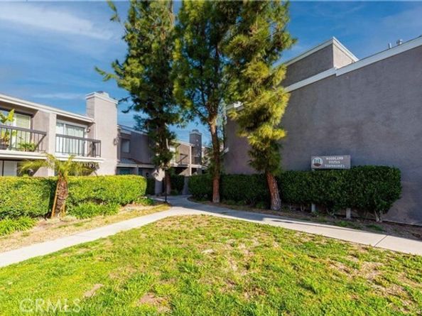 23541 Victory 6, Los Angeles CA 91307