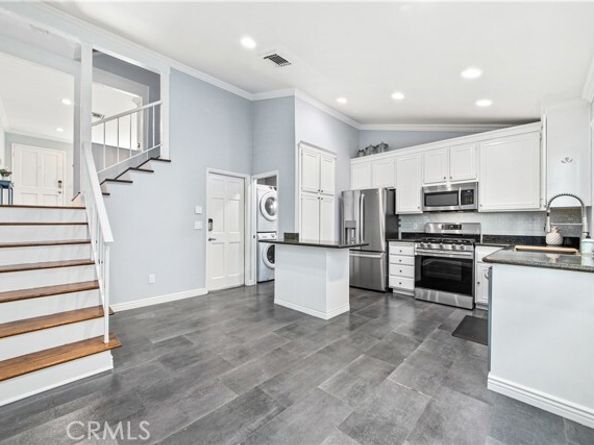 18631 Collins Street 10, Tarzana (los Angeles) CA 91356