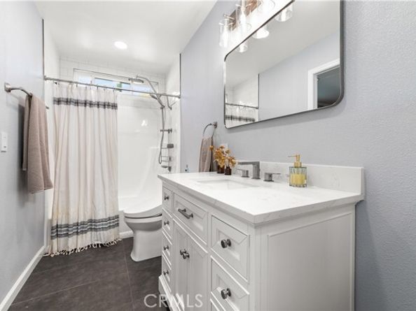 18631 Collins Street 10, Tarzana (los Angeles) CA 91356
